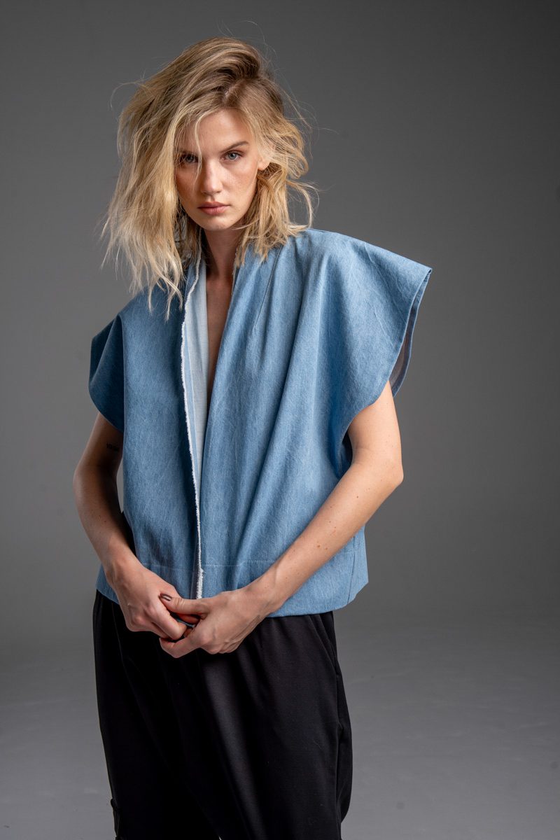 delCane-kolekcja-naha-krótka-kamizelka-blue-jeans-postrzępiona