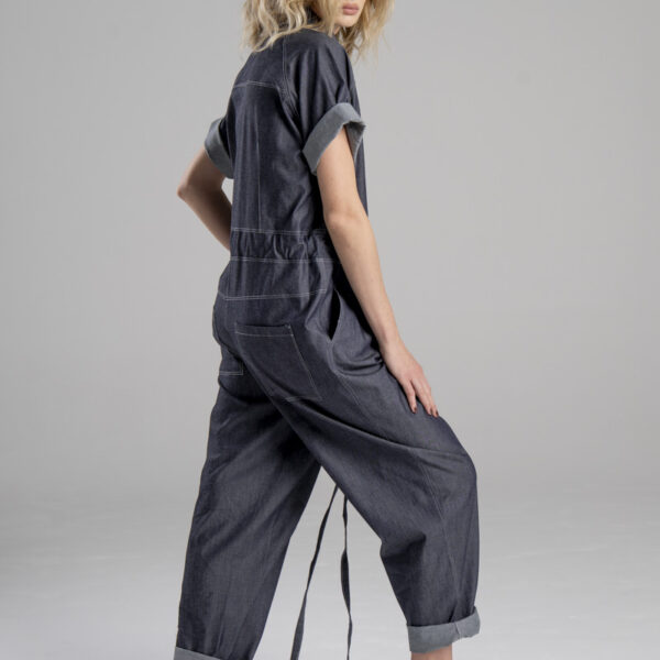 delCane-kolekcja-naha-kombinezon-jeans-cienki-wiązany-w-pasie