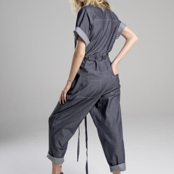 delCane-kolekcja-naha-kombinezon-jeans-cienki-wiązany-w-pasie