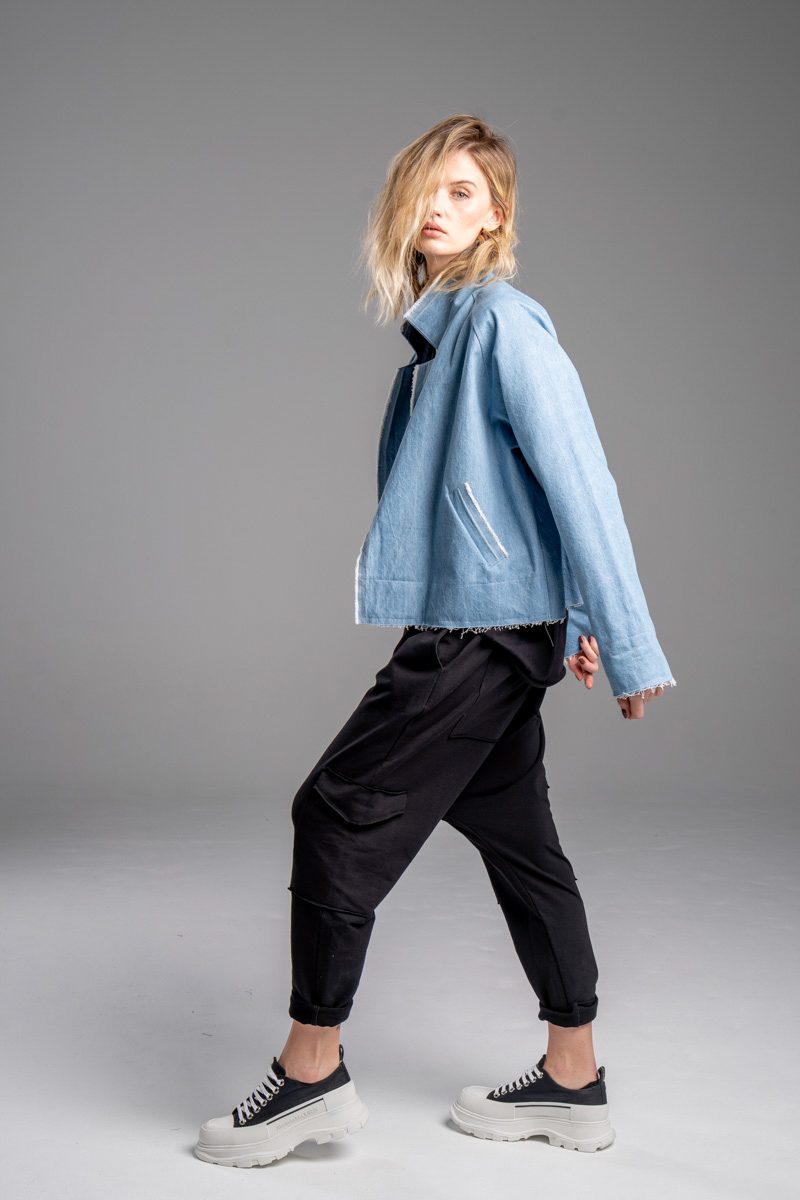 delCane-kolekcja-naha-krótka-kurtka-blue-jeans-postrzępiona