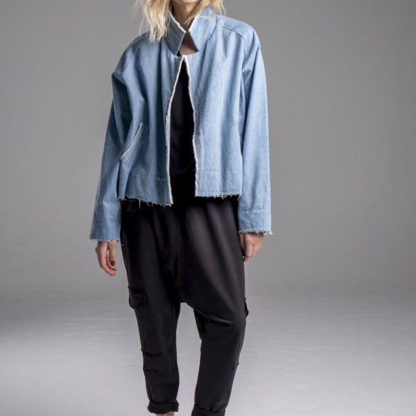 delCane-kolekcja-naha-krótka-kurtka-blue-jeans-postrzępiona