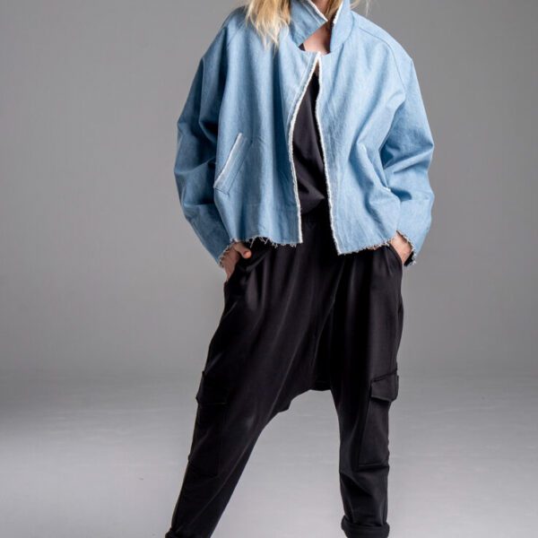delCane-kolekcja-naha-krótka-kurtka-blue-jeans-postrzępiona