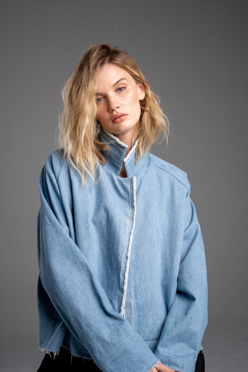 delCane-kolekcja-naha-krótka-kurtka-blue-jeans-postrzępiona