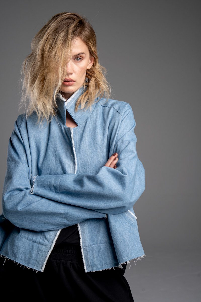 delCane-kolekcja-naha-krótka-kurtka-blue-jeans-postrzępiona