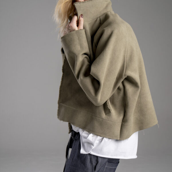 delCane-kolekcja-naha-krótka-kurtka-khaki-oliwkowa-postrzępiona