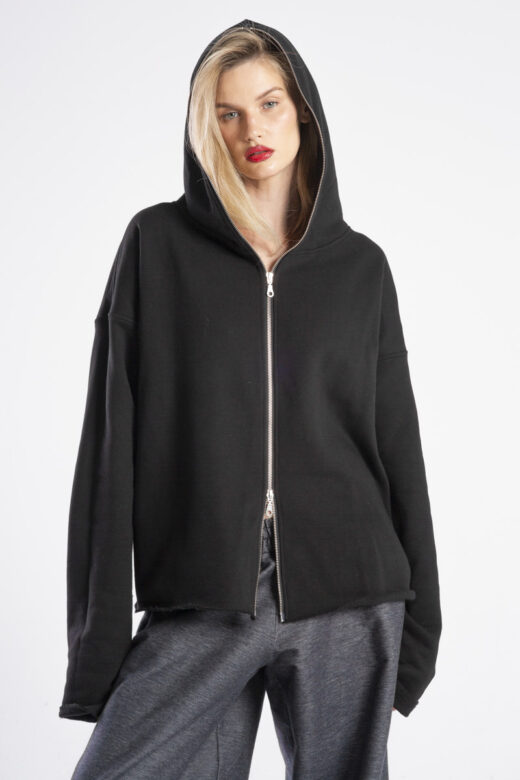 Bluza Niigata Black od delCane – widok z przodu w zbliżeniu, kaptur na głowie.