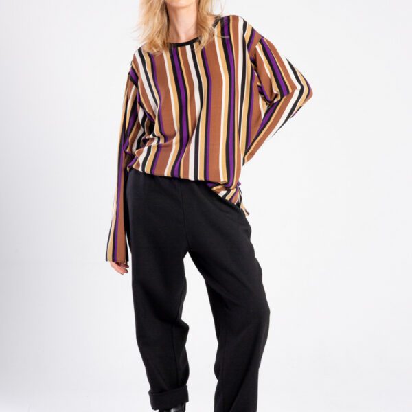 Modelka w bluzce Niigata Stripes od delCane, widok z przodu, bluzka częściowo włożona w spodnie, luźna poza.