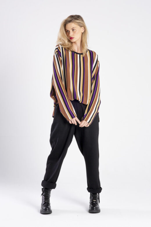 Modelka w bluzce Niigata Stripes od delCane, widok z przodu, przód bluzki włożony w spodnie, tył wypuszczony.