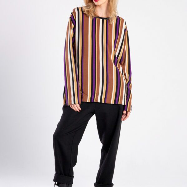 Modelka w bluzce Niigata Stripes od delCane, widok z przodu, bluzka luźno wypuszczona, cała sylwetka.