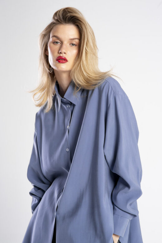 Koszula Niigata Blue — modelka przodem, zbliżenie na przód koszuli.