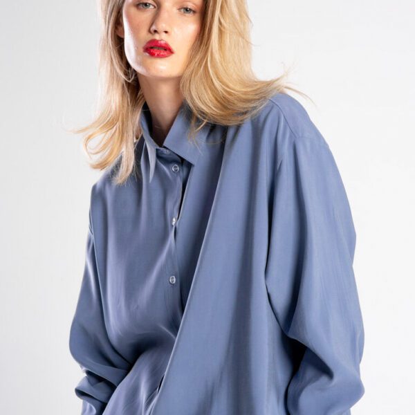 Koszula Niigata Blue — modelka przodem, zbliżenie na przód koszuli.