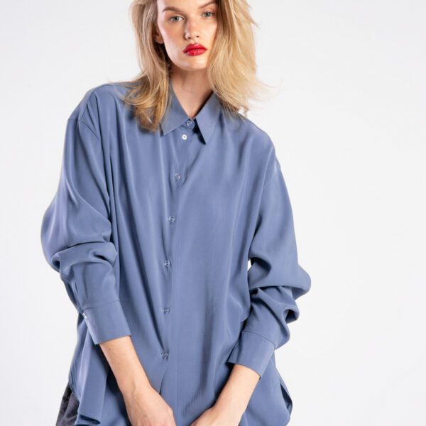 Zbliżenie na koszulę Niigata Blue - modelka przodem, widoczna górna część sylwetki.