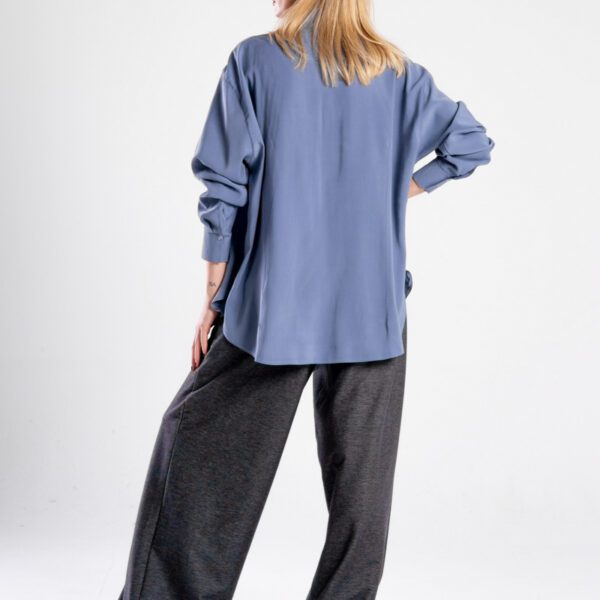 Koszula Niigata Blue - modelka tyłem, widoczna cała sylwetka.