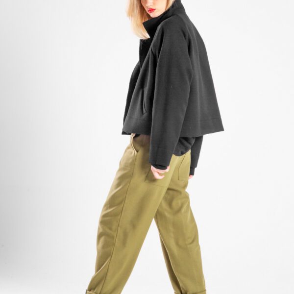 Modelka w kurtce Niigata Black od delCane, ujęcie z boku z widoczną twarzą.