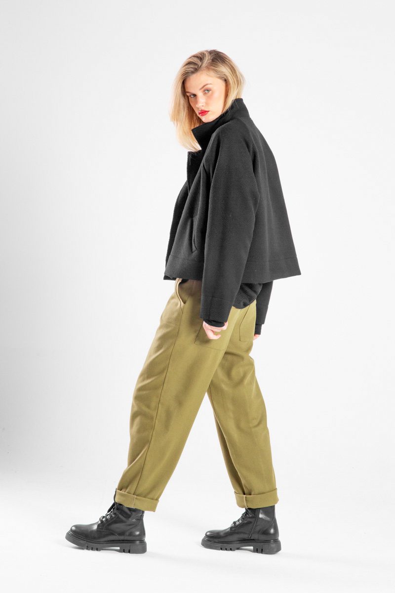 Modelka w kurtce Niigata Black od delCane, ujęcie z boku z widoczną twarzą.