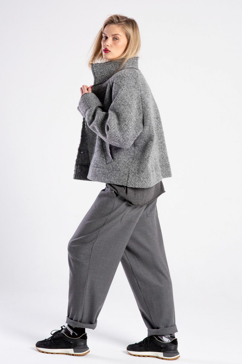 Modelka w kurtce Niigata Grey od delCane, ujęcie z boku w ruchu, widoczny postawiony kołnierz.