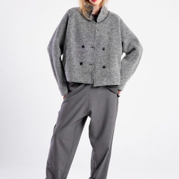 Modelka w kurtce Niigata Grey od delCane, widok z przodu, ręce na biodrach.