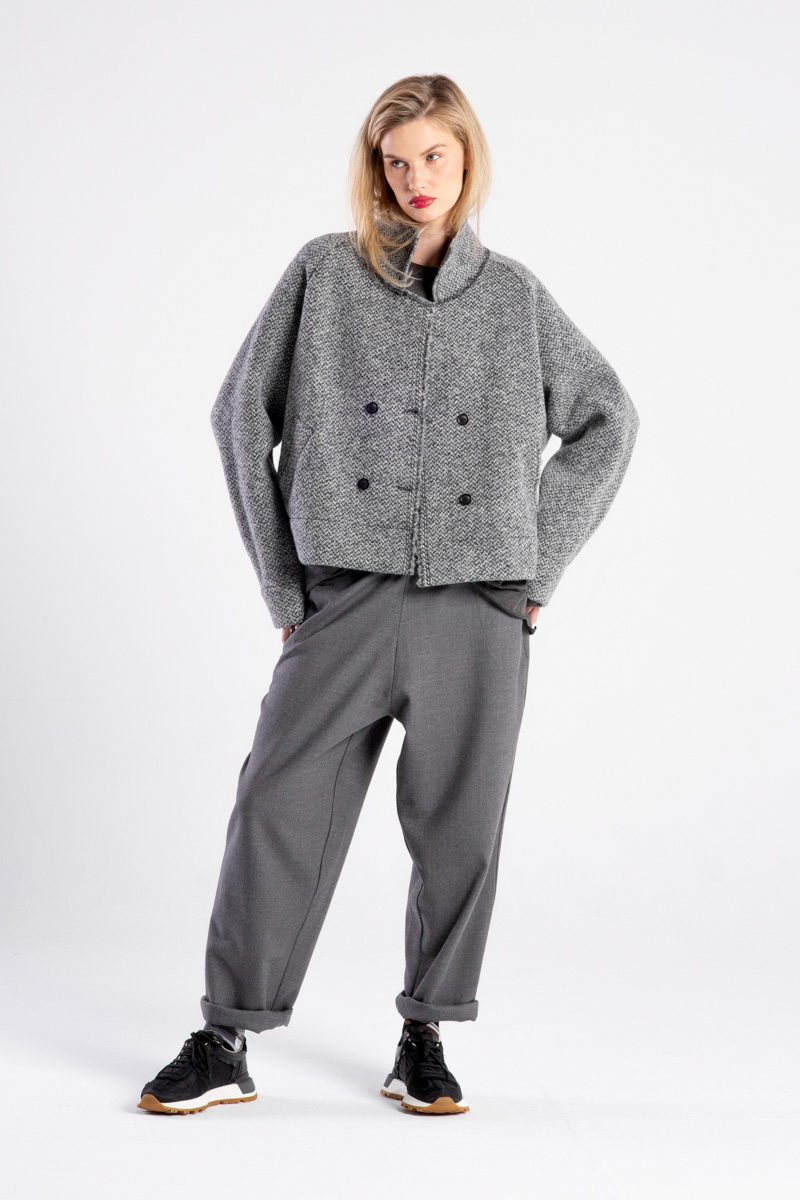 Modelka w kurtce Niigata Grey od delCane, widok z przodu, ręce na biodrach.