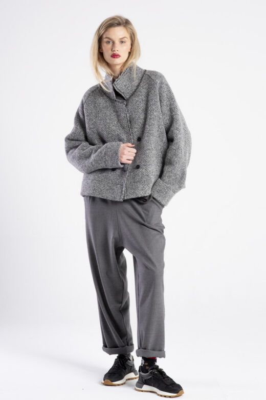 Modelka w kurtce Niigata Grey od delCane, widok z przodu, swobodna poza, ręka w kieszeni spodni.