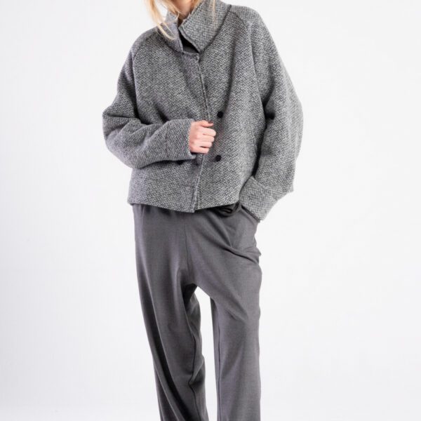 Modelka w kurtce Niigata Grey od delCane, widok z przodu, swobodna poza, ręka w kieszeni spodni.