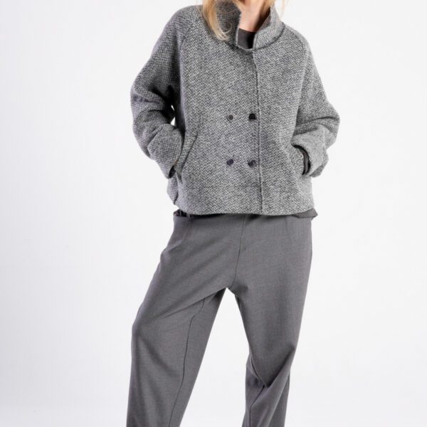 Modelka w kurtce Niigata Grey od delCane, widok z przodu, kurtka zapięta, ręce w kieszeniach.