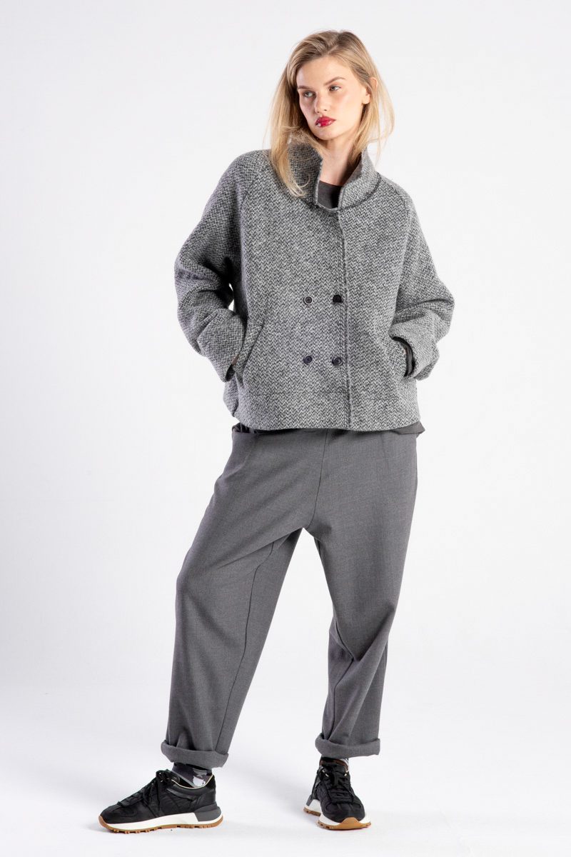 Modelka w kurtce Niigata Grey od delCane, widok z przodu, kurtka zapięta, ręce w kieszeniach.
