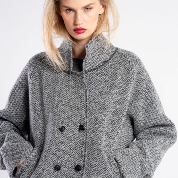 Modelka w kurtce Niigata Grey od delCane, zbliżenie od pasa w górę, ręce w kieszeniach.