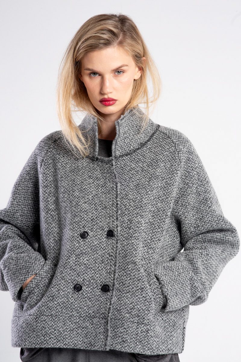 Modelka w kurtce Niigata Grey od delCane, zbliżenie od pasa w górę, ręce w kieszeniach.