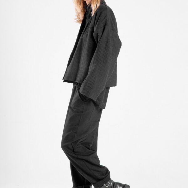 Modelka w kurtce Kimono Niigata Black od delCane, widok z boku - pełna sylwetka.