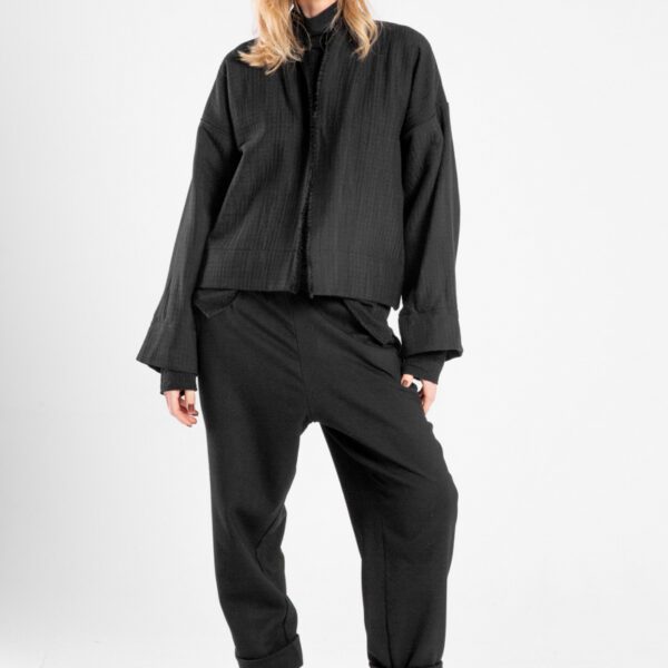 Modelka w kurtce Kimono Niigata Black od delCane, widok z przodu - pełna sylwetka.