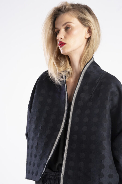 modelka w kurtce kimono Niigata Dots, ujęcie od pasa w górę, przodem z lekkim skrętem, widoczny wzór żakardu i wykończenie przodu