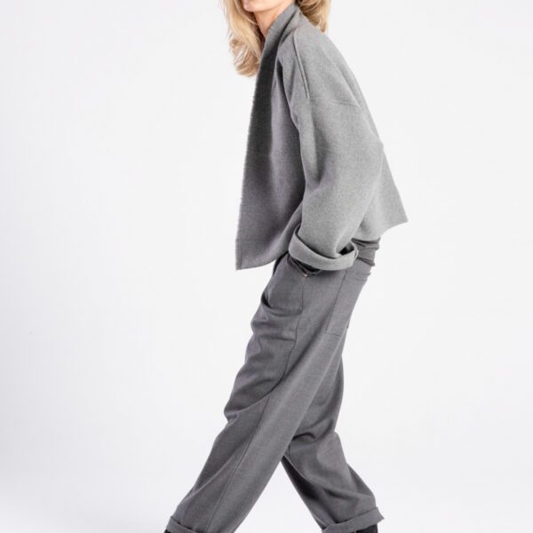 Modelka w kurtce Kimono Niigata Grey od delCane, ujęcie z boku - sylwetka pochylona do przodu.