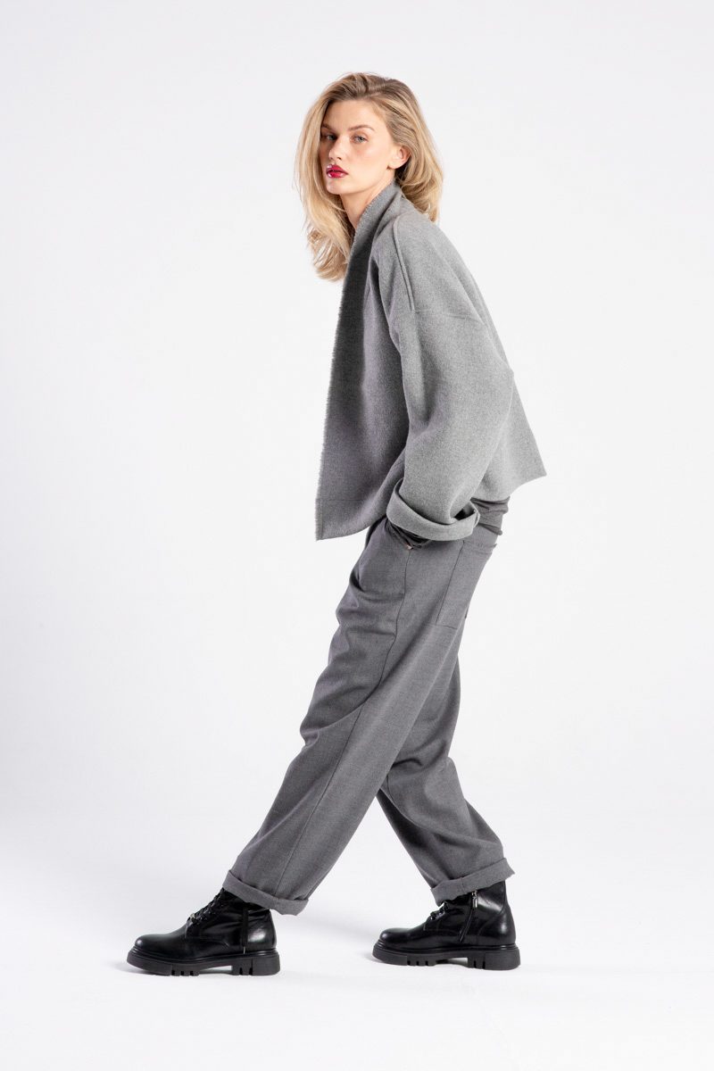 Modelka w kurtce Kimono Niigata Grey od delCane, ujęcie z boku - sylwetka pochylona do przodu.