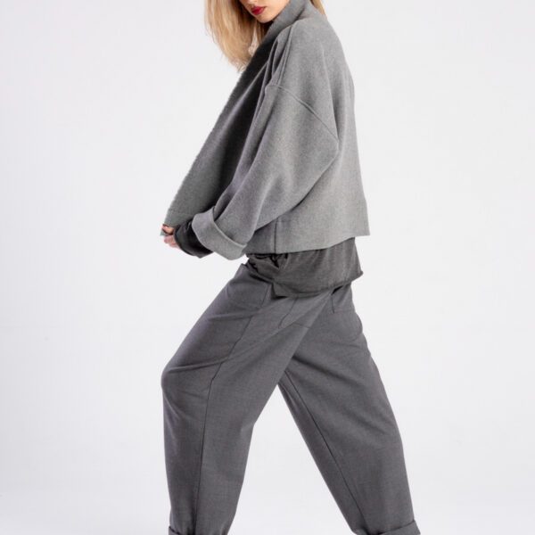 Modelka w kurtce Kimono Niigata Grey od delCane, ujęcie z boku w ruchu.