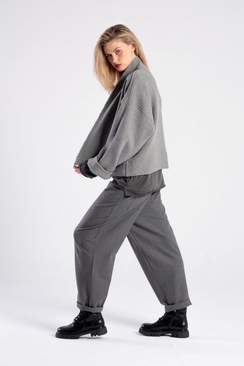 Modelka w kurtce Kimono Niigata Grey od delCane, ujęcie z boku w ruchu.