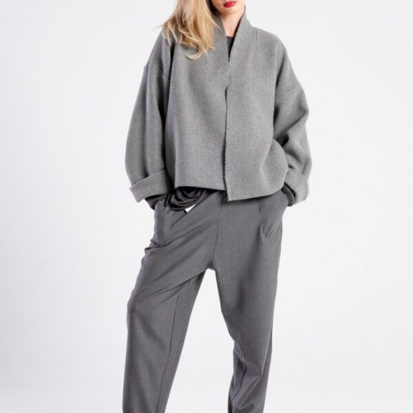 Modelka w kurtce Kimono Niigata Grey od delCane, widok z przodu.