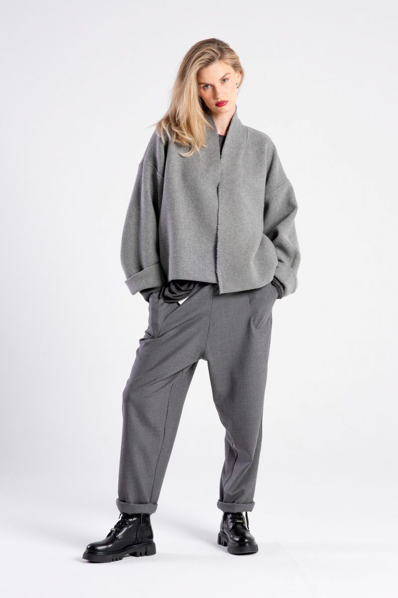 Modelka w kurtce Kimono Niigata Grey od delCane, widok z przodu.