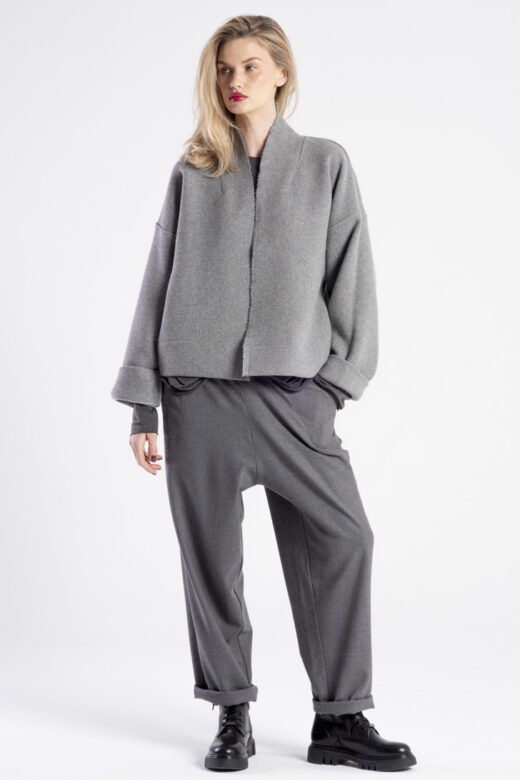 Modelka w kurtce Kimono Niigata Grey od delCane, widok z przodu - pełna sylwetka.