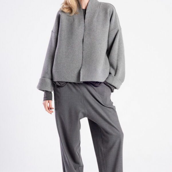 Modelka w kurtce Kimono Niigata Grey od delCane, widok z przodu - pełna sylwetka.