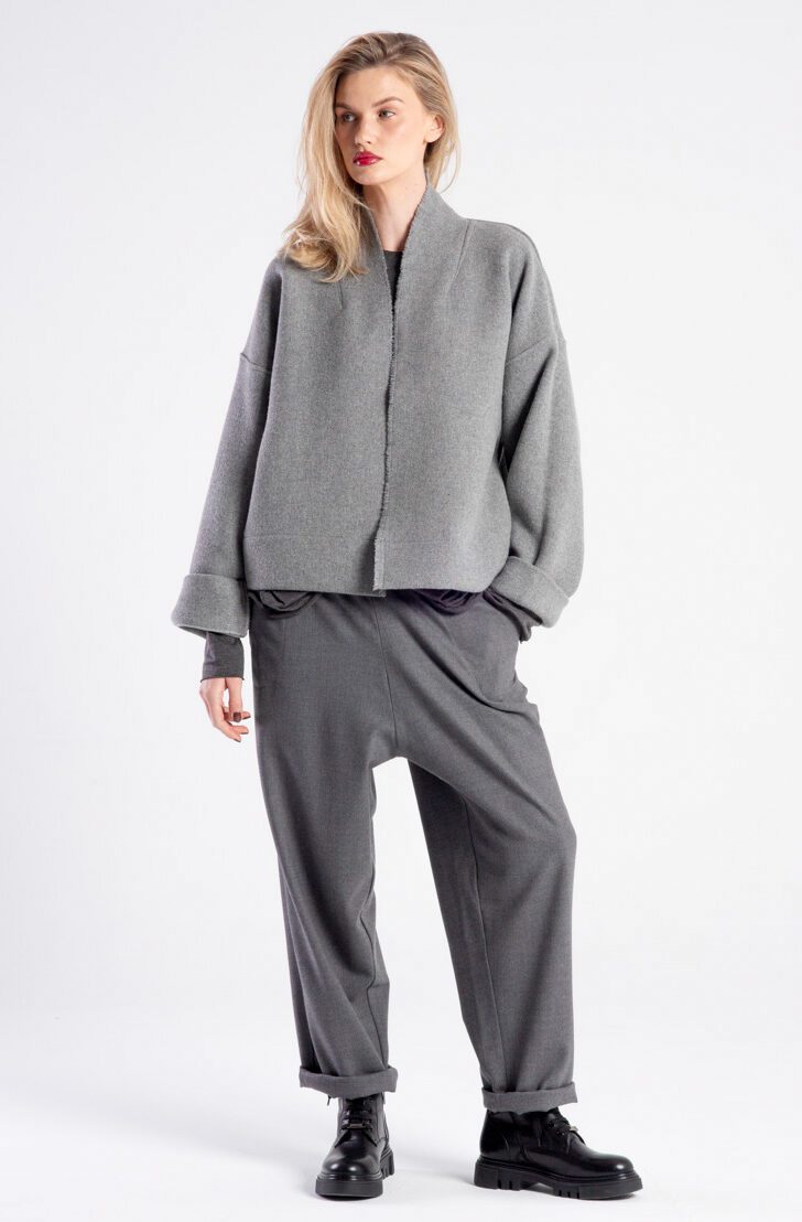 Modelka w kurtce Kimono Niigata Grey od delCane, widok z przodu - pełna sylwetka.