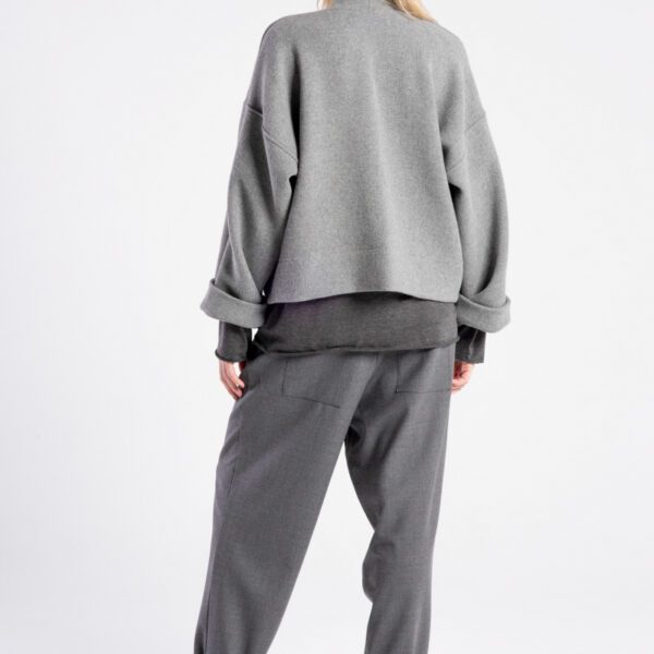 Modelka w kurtce Kimono Niigata Grey od delCane, widok z tyłu.