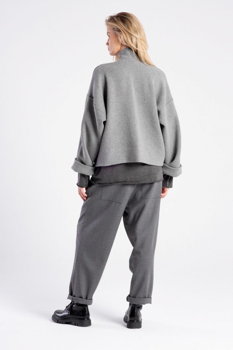 Modelka w kurtce Kimono Niigata Grey od delCane, widok z tyłu.