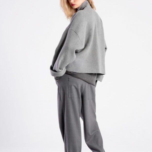 Modelka w kurtce Kimono Niigata Grey od delCane, ujęcie tyłobokiem.