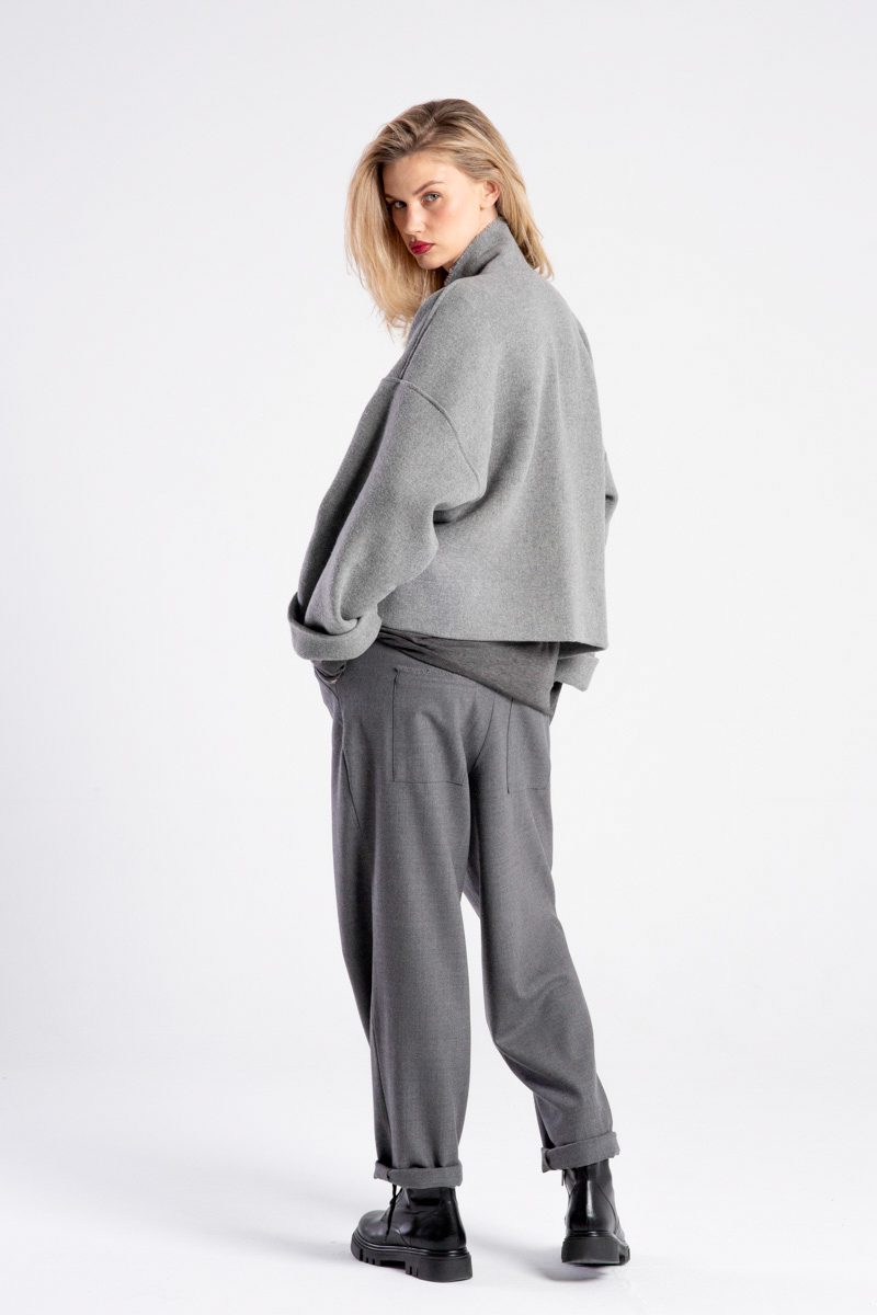 Modelka w kurtce Kimono Niigata Grey od delCane, ujęcie tyłobokiem.