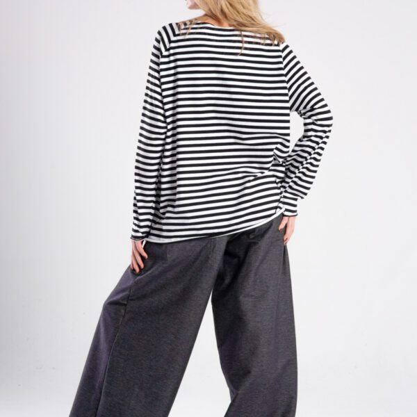 Modelka w longsleeve’ie Niigata Stripes od delCane, widok z tyłu - cała sylwetka.