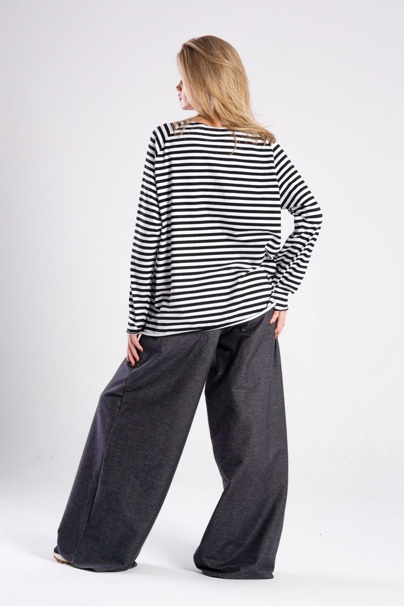 Modelka w longsleeve’ie Niigata Stripes od delCane, widok z tyłu - cała sylwetka.