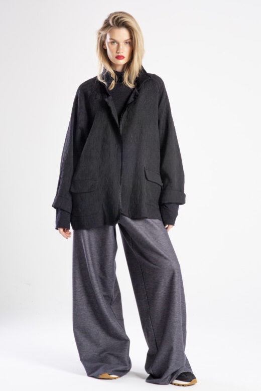 Modelka w marynarce Niigata Black od delCane, widok z przodu, swobodna poza, pełna sylwetka.