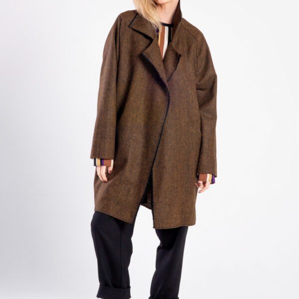 Modelka w płaszczu Niigata Brown & Black od delCane, widok z przodu, cała sylwetka w swobodnej pozie.