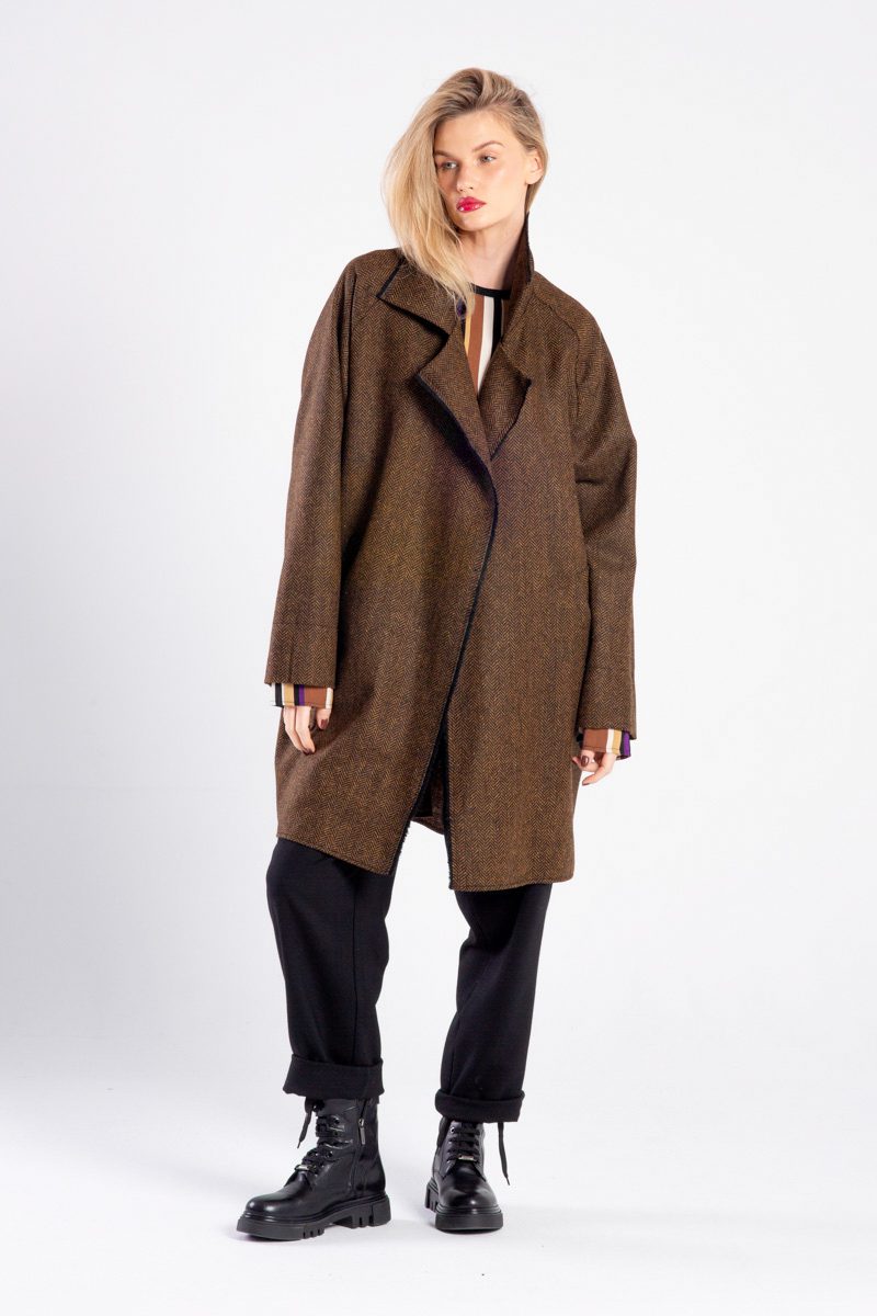 Modelka w płaszczu Niigata Brown & Black od delCane, widok z przodu, cała sylwetka w swobodnej pozie.