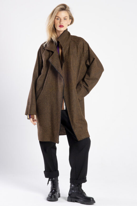 Modelka w płaszczu Niigata Brown & Black od delCane, widok z przodu – luźna poza, ręka na biodrze.